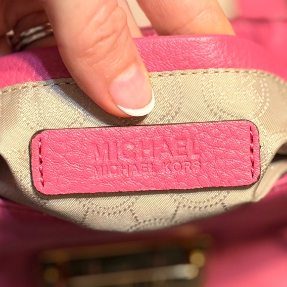 ๐ธ ๐๐ข๐๐ก๐๐๐ฅ ๐๐จ๐ซ๐ฌ Charlton Crossbody in Peony โ Small & Stunning! ๐ - Picture 6 of 12